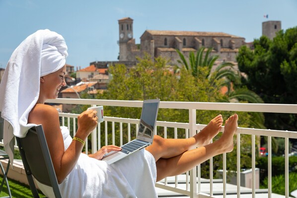 Deluxe Room, Sea View | Balcony view - Best Western Hotel des Orangers (Cannes)