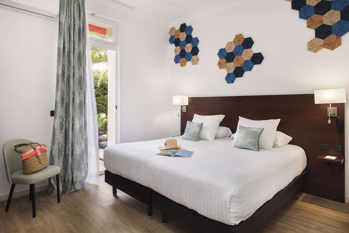 Superior Room, 1 Double Bed, Non Smoking, Sea View | In-room safe, soundproofing, free WiFi, bed sheets