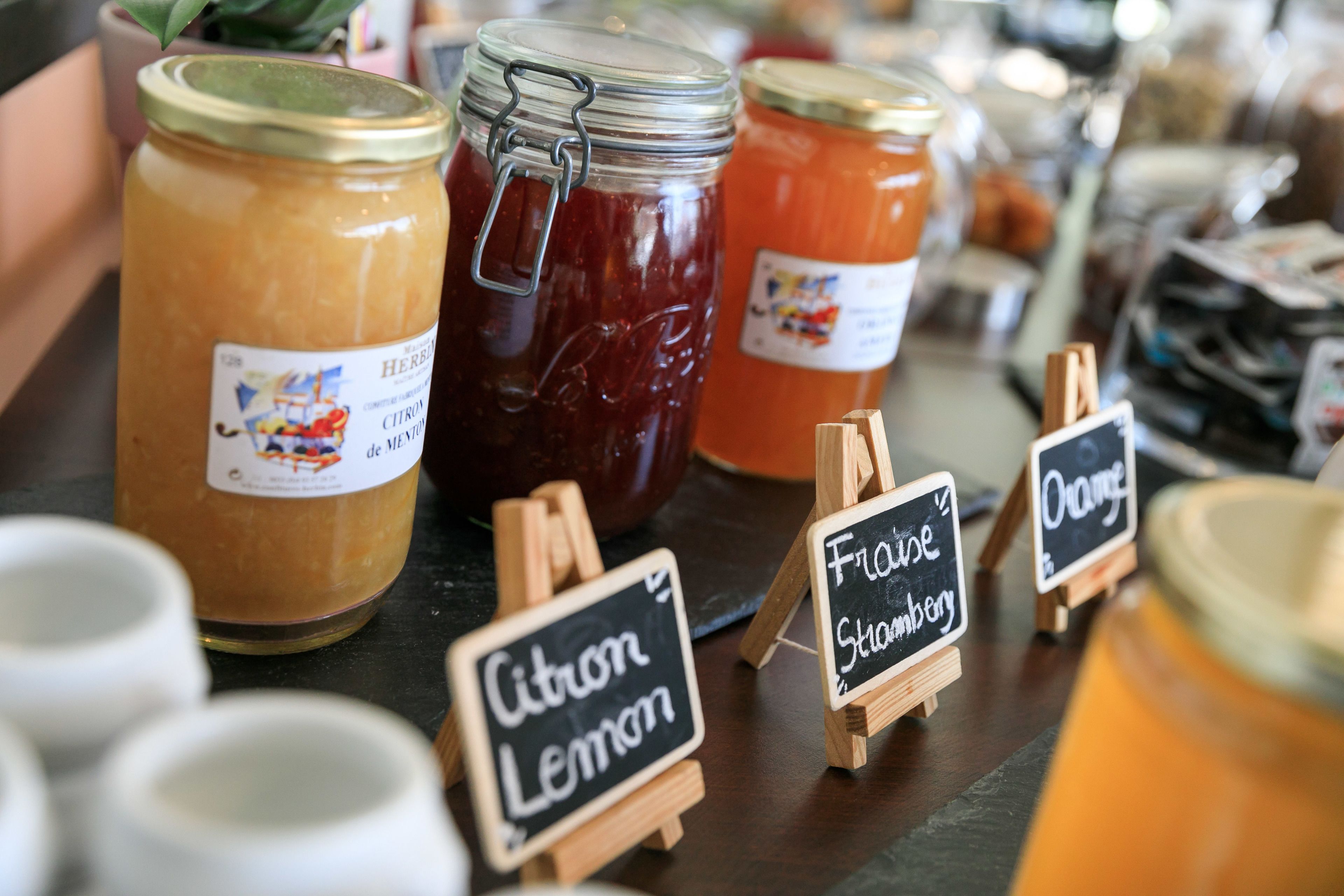 Une présentation de divers produits alimentaires, chacun étant accompagné d’une étiquette indiquant son parfum, comme le citron, la fraise ou l’orange.