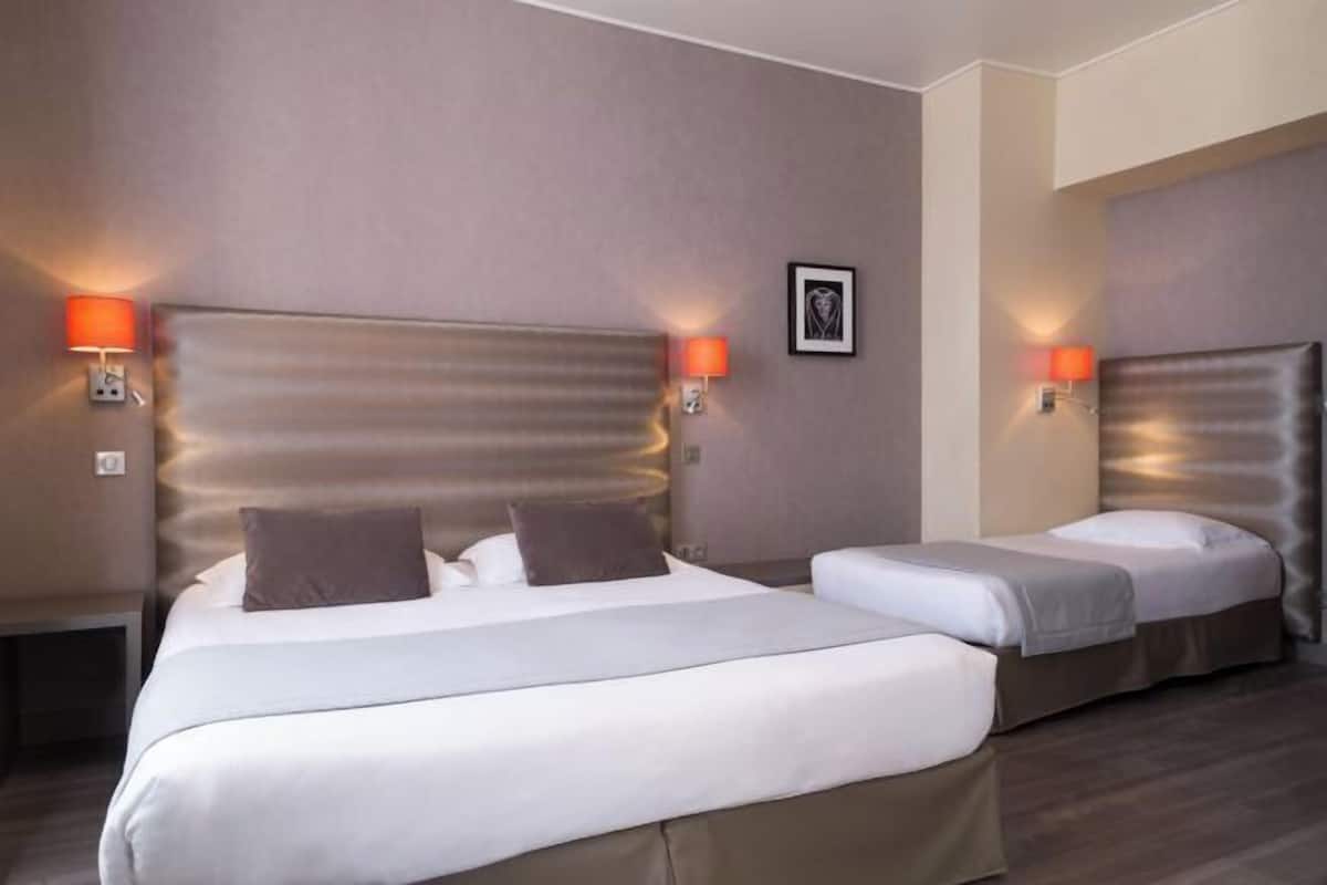 In-room safe, soundproofing, free WiFi, bed sheets