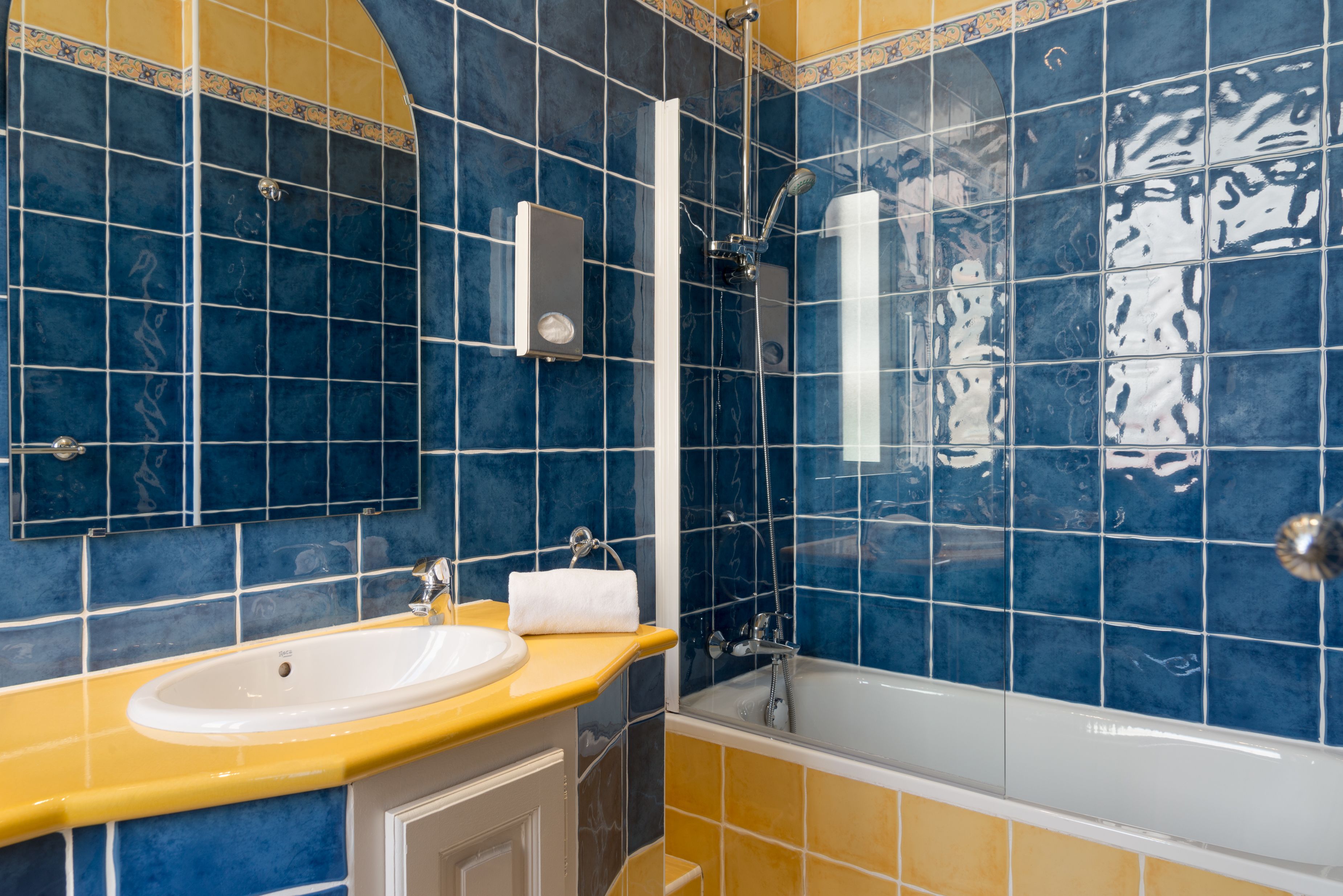 deluxe room, sea view | bathroom | free toiletries, hair dryer, towels