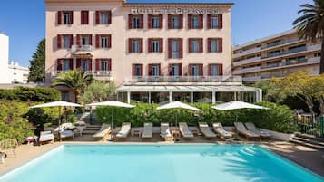 Outdoor pool, open 8:00 AM to 8:00 PM, pool loungers