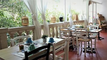 Desayuno continental (EUR 10 por persona)