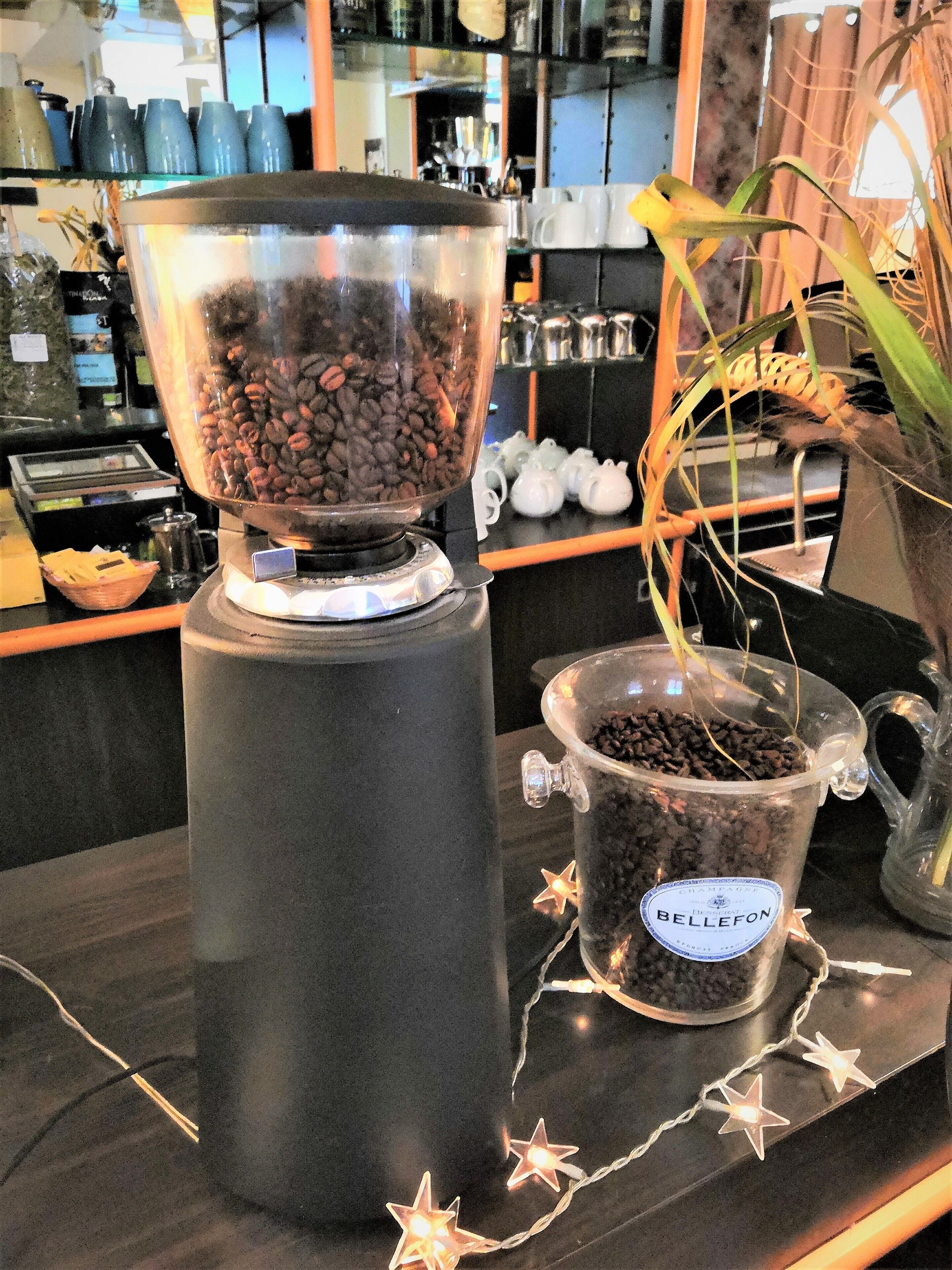 Un molinillo de café y un recipiente con la etiqueta "BELLEFON" sobre una encimera.