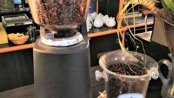 Un molinillo de café y un recipiente con la etiqueta "BELLEFON" sobre una encimera.
