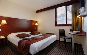 Habitación doble Confort, 1 cama matrimonial | Camas con efecto memoria, escritorio, cunas gratuitas y camas extra 