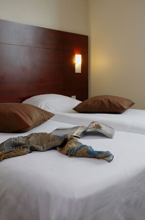 Habitación Confort con 2 camas individuales, 2 camas individuales | Camas con efecto memoria, escritorio, cunas gratuitas y camas extra 