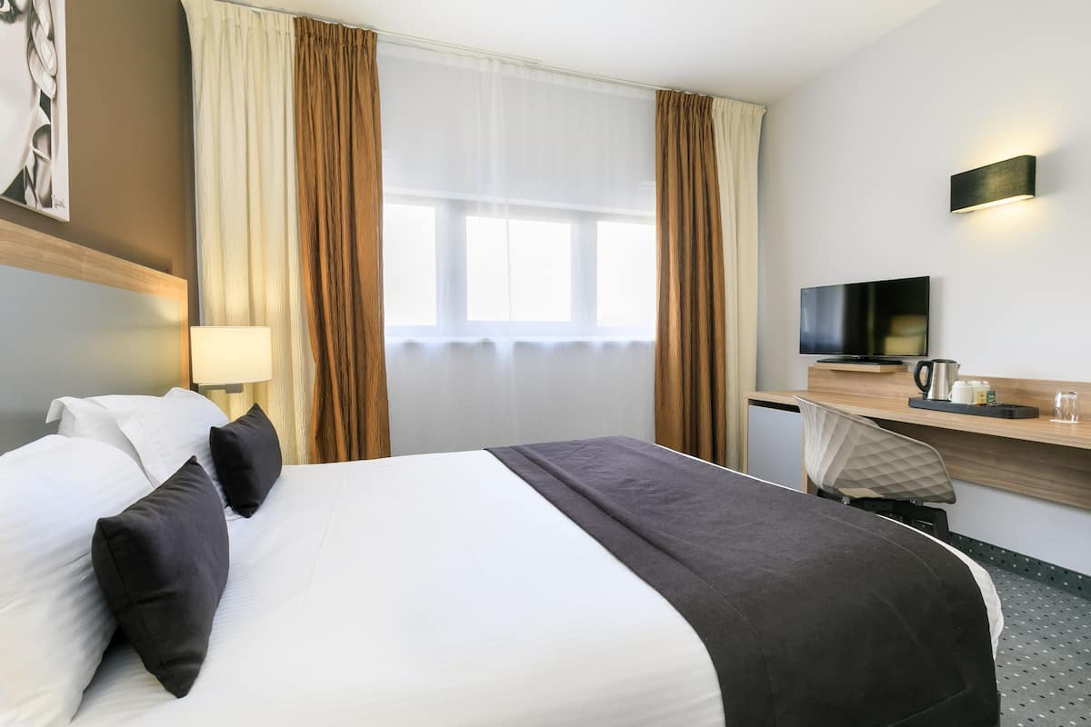 Superior Double Room | 1 bedroom, premium bedding, in-room safe, desk