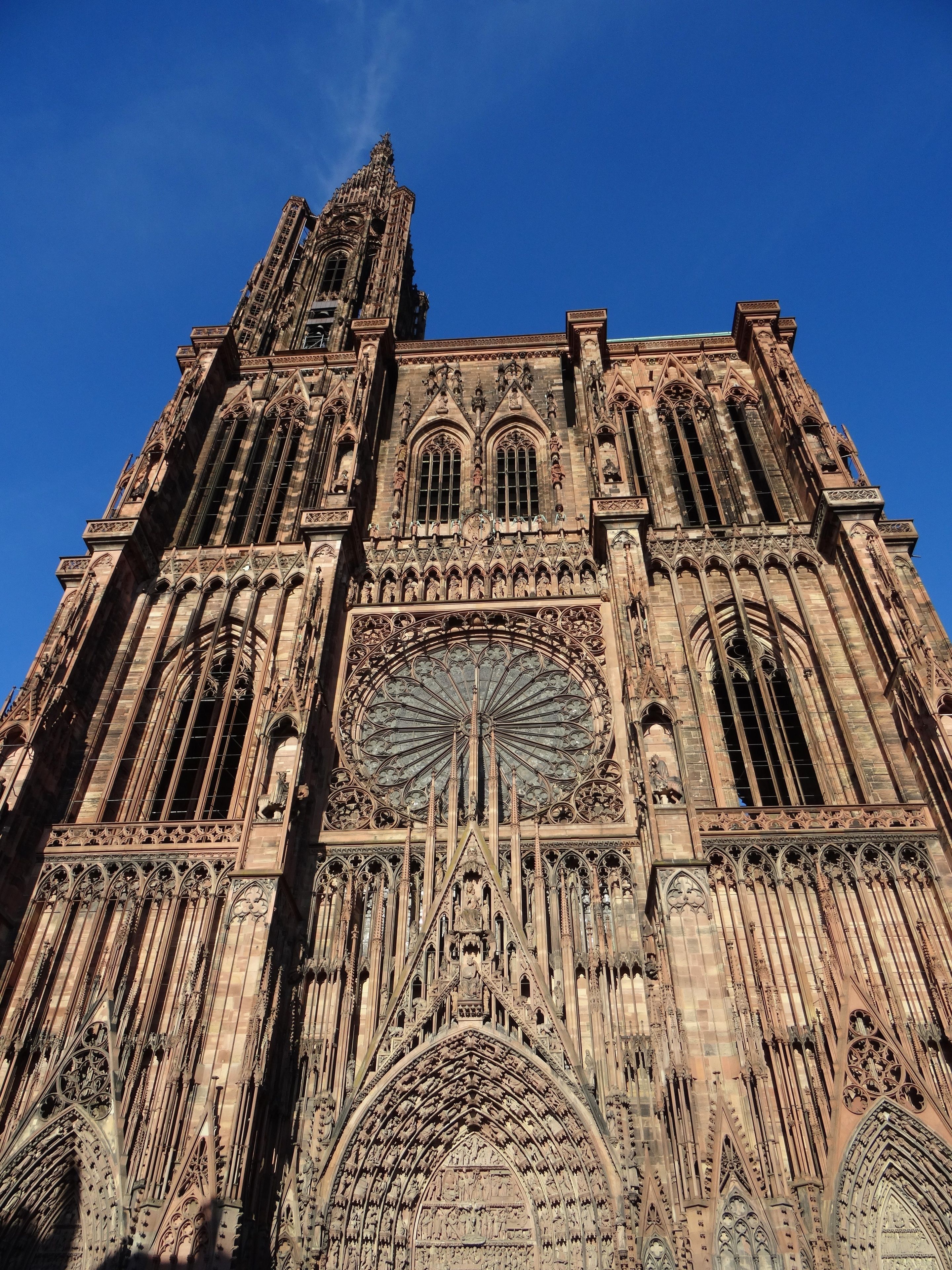 Eine gotische Kathedrale mit aufwendigen SteinSchnitzereien und einem großen Rosettenfenster.