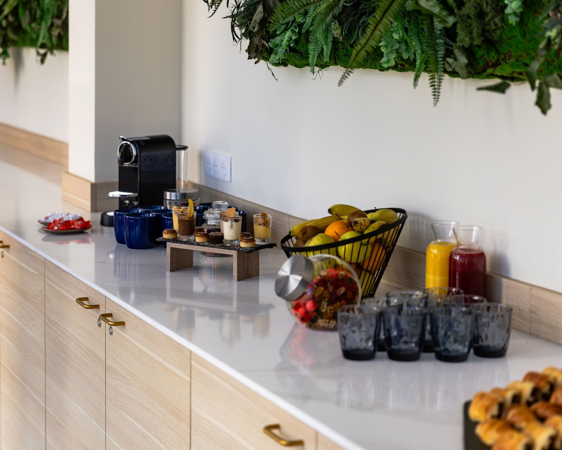 Een ontbijtbuffet met diverse gerechten en drankjes.