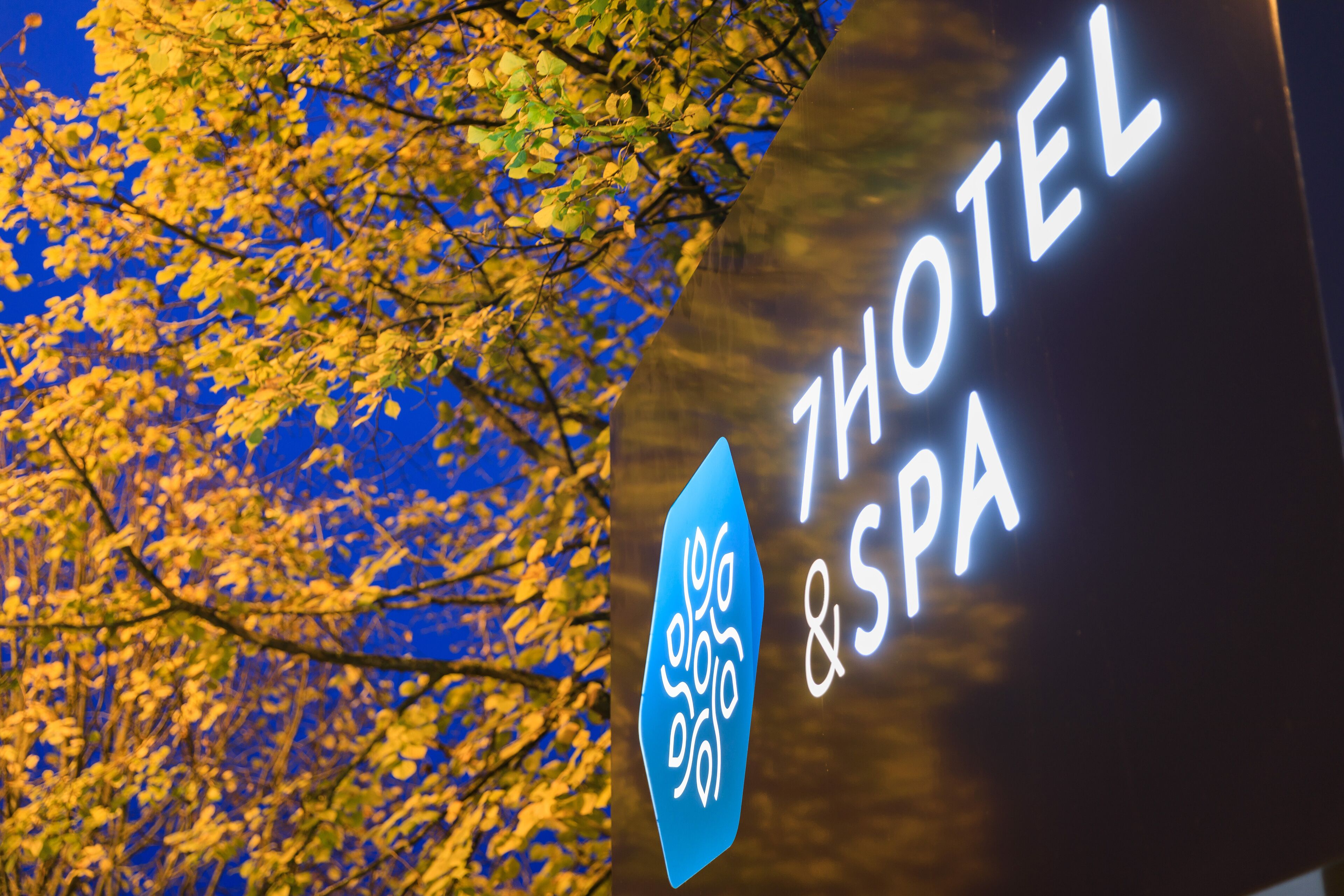 Ein Hotelschild mit der Aufschrift "HOTEL & SPA" und einem Logo, das eine stilisierte 'H' und 'S' zeigt.