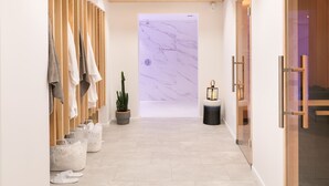A modern hallway with wooden slats, a marble wall, a potted plant, and a small lantern. - 7Hotel&Spa (Illkirch-Graffenstaden)