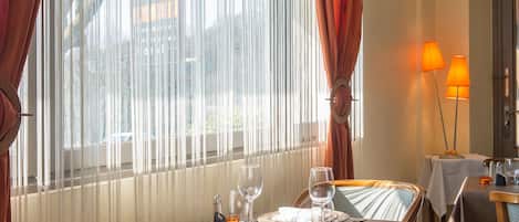 Déjeuner et dîner servis sur place, spécialités Cuisine française