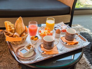 Se ofrece un desayuno completo (13 EUR por persona)