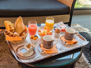 Petit-déjeuner complet (13 EUR par personne)