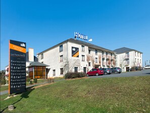 Front of property - La Foresterie (Le Mans)