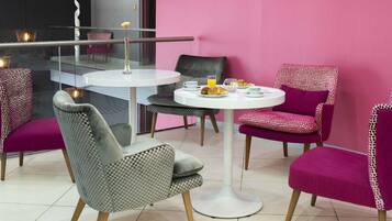 Sarapan prasmanan setiap hari (EUR 14 per orang)