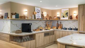 Frukostbuffé varje dag (EUR 14 per person)