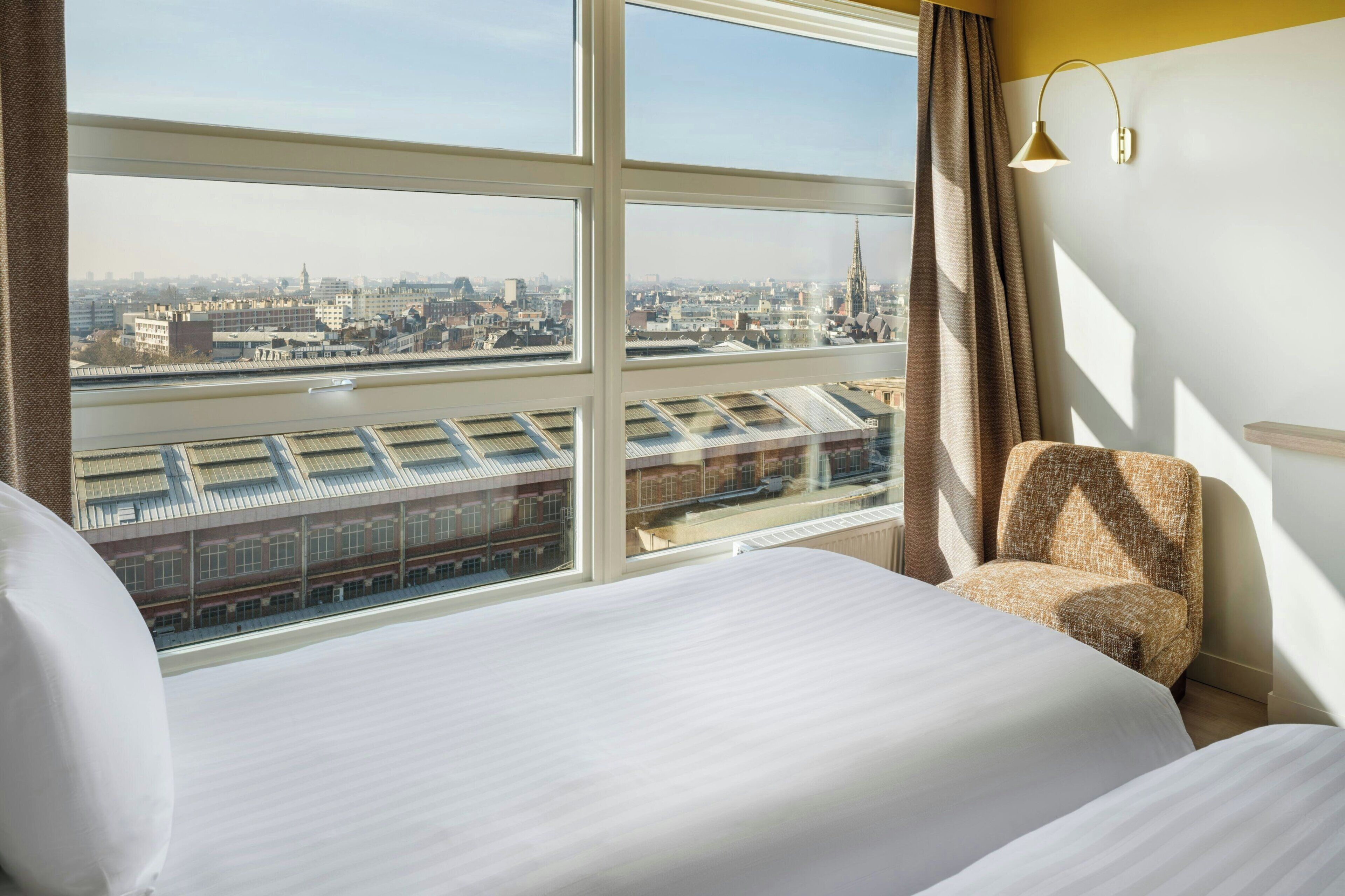 Studio, 2 enkeltsenger, byutsikt | Safe på rommet, skrivebord, blendingsgardiner og lydisolert