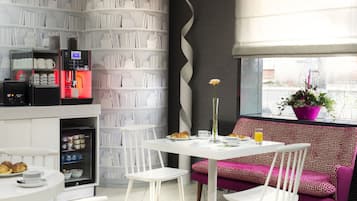 Desayuno buffet todos los días (EUR 14 por persona)