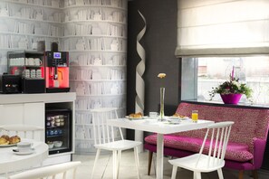 Tägliches Frühstücksbuffet (14 EUR pro Person)