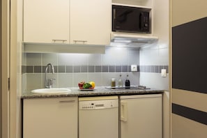 Appartement, 1 chambre | Coin cuisine privé | Réfrigérateur, micro-ondes, plaque de cuisson, lave-vaisselle