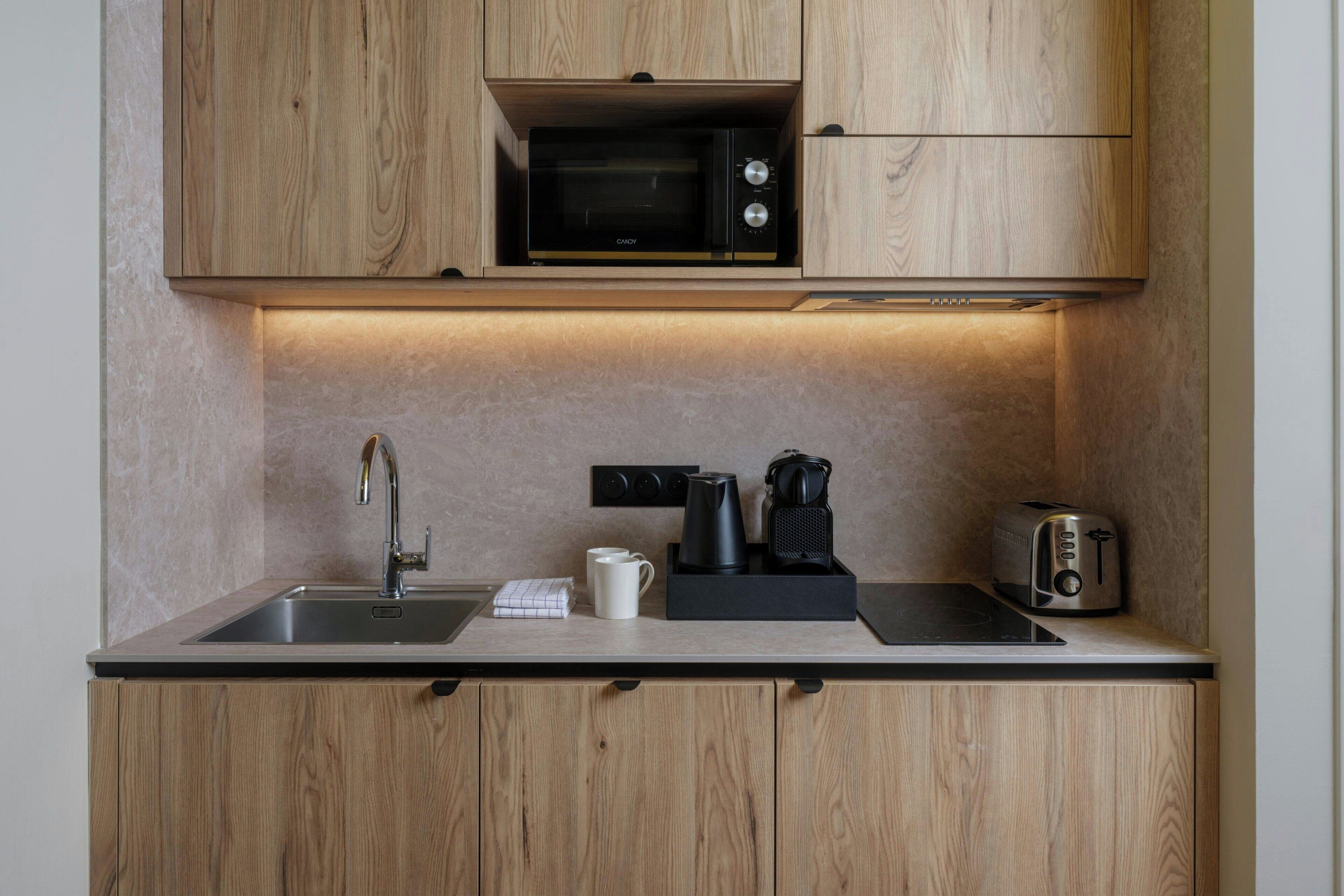 Fridge, microwave, stovetop, dishwasher