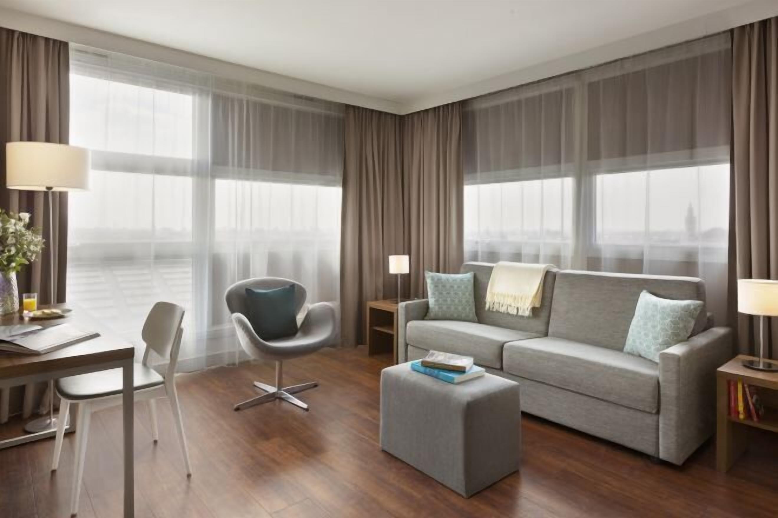 Een kluis op de kamer, een bureau, verduisterende gordijnen