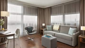 Een kluis op de kamer, een bureau, verduisterende gordijnen