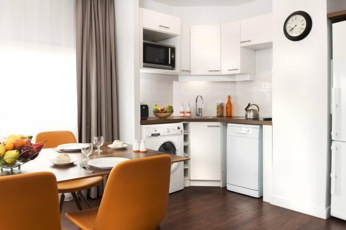 Cocina privada | Refrigerador, microondas, parrilla de estufa y lavavajillas