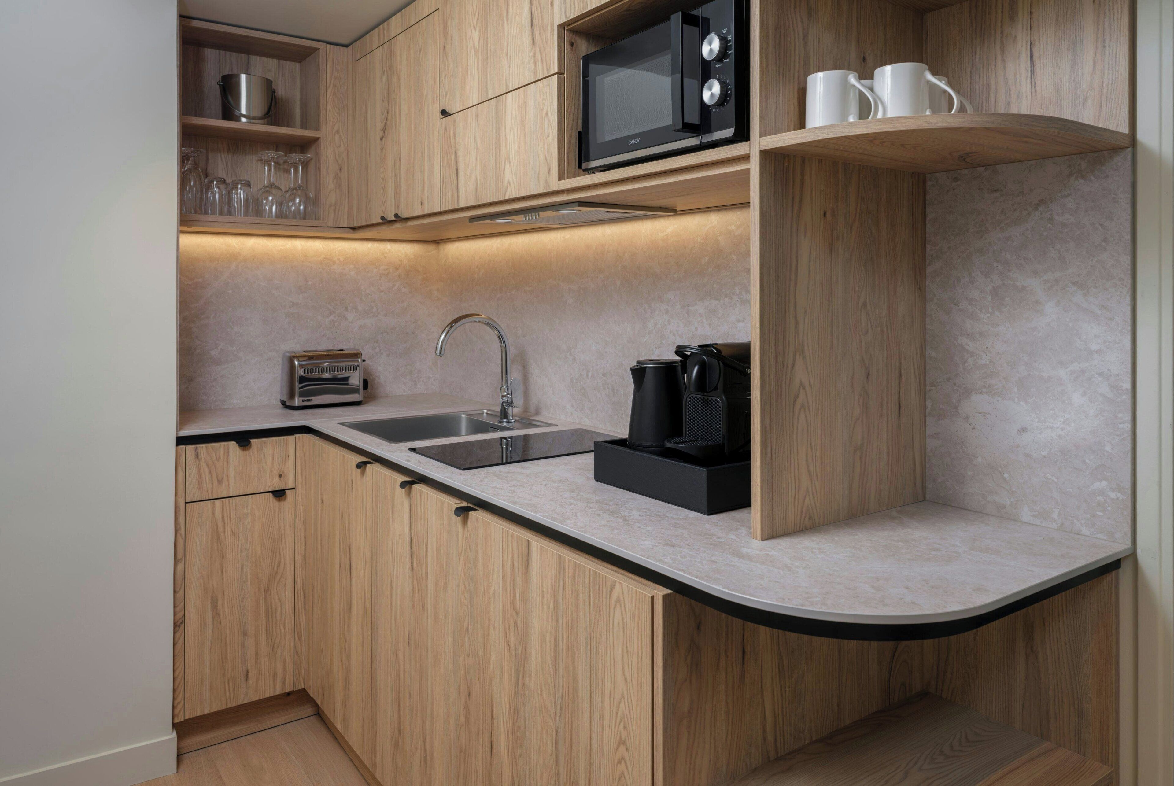 Leilighet – deluxe, 1 soverom, byutsikt | Eget kjøkken | Kjøleskap, mikrobølgeovn, kokeplater og oppvaskmaskin