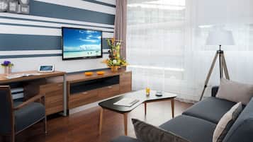 Zimmersafe, Schreibtisch, Verdunkelungsvorhänge, schallisolierte Zimmer