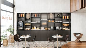 Desayuno buffet (EUR 14 por persona)