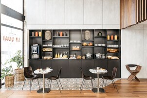 Desayuno buffet (EUR 14 por persona) 
