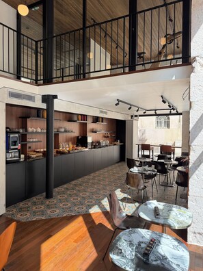 Un intérieur moderne comprenant une cuisine, un coin repas et un balcon.
