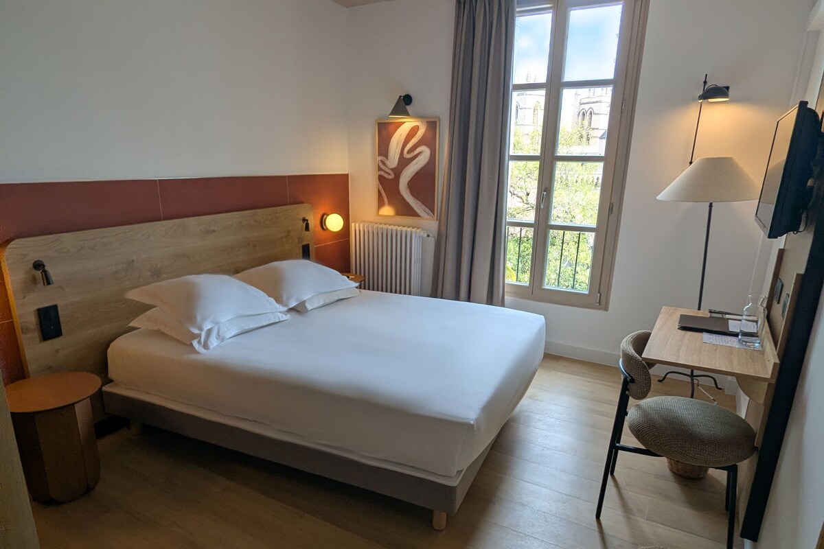 Comfort Room, 1 King Bed, Non Smoking, Garden View | Premium bedding, in-room safe, desk, soundproofing
