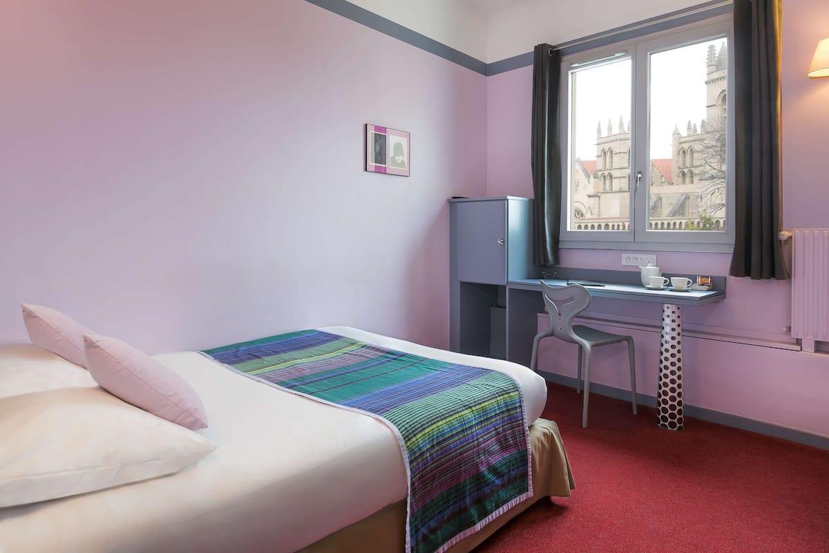 Literie de qualité supérieure, coffres-forts dans les chambres, bureau