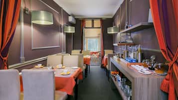 Daily continental breakfast (EUR 13 per person)