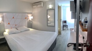 ห้องคอมฟอร์ท (Double or Twin) | ตู้นิรภัยในห้องพัก, โต๊ะทำงาน, ห้องเก็บเสียง, เตารีด/โต๊ะรีดผ้า