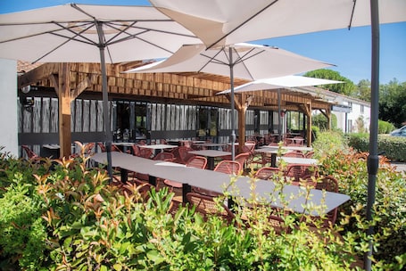 Melayani makan siang dan makan malam