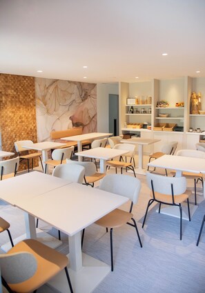 Daily buffet breakfast (EUR 11 per person) - Hôtel du Parc Euromédecine (Grabels)