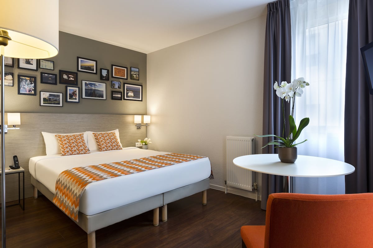 Deluxe Studio | 1 bedroom, in-room safe, desk, soundproofing