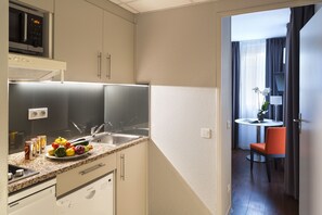 Estudio Deluxe | Cocina privada | Frigorífico, microondas, placa de cocina y lavavajillas