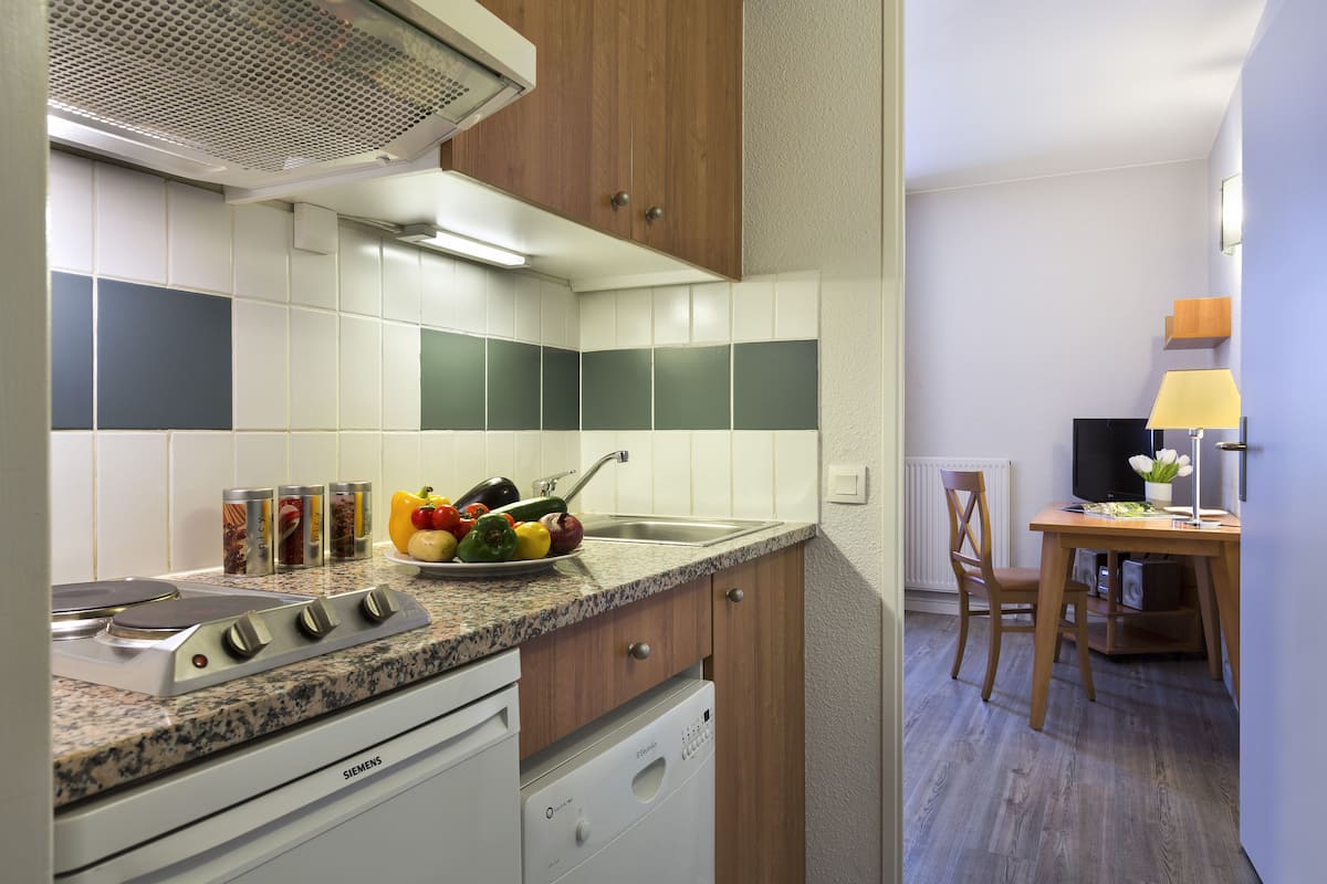 Studio | Private kitchen | Fridge, microwave, stovetop, dishwasher