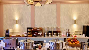 Desayuno buffet diario (EUR 14 por persona)