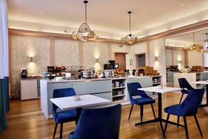 Desayuno buffet diario (EUR 15 por persona)