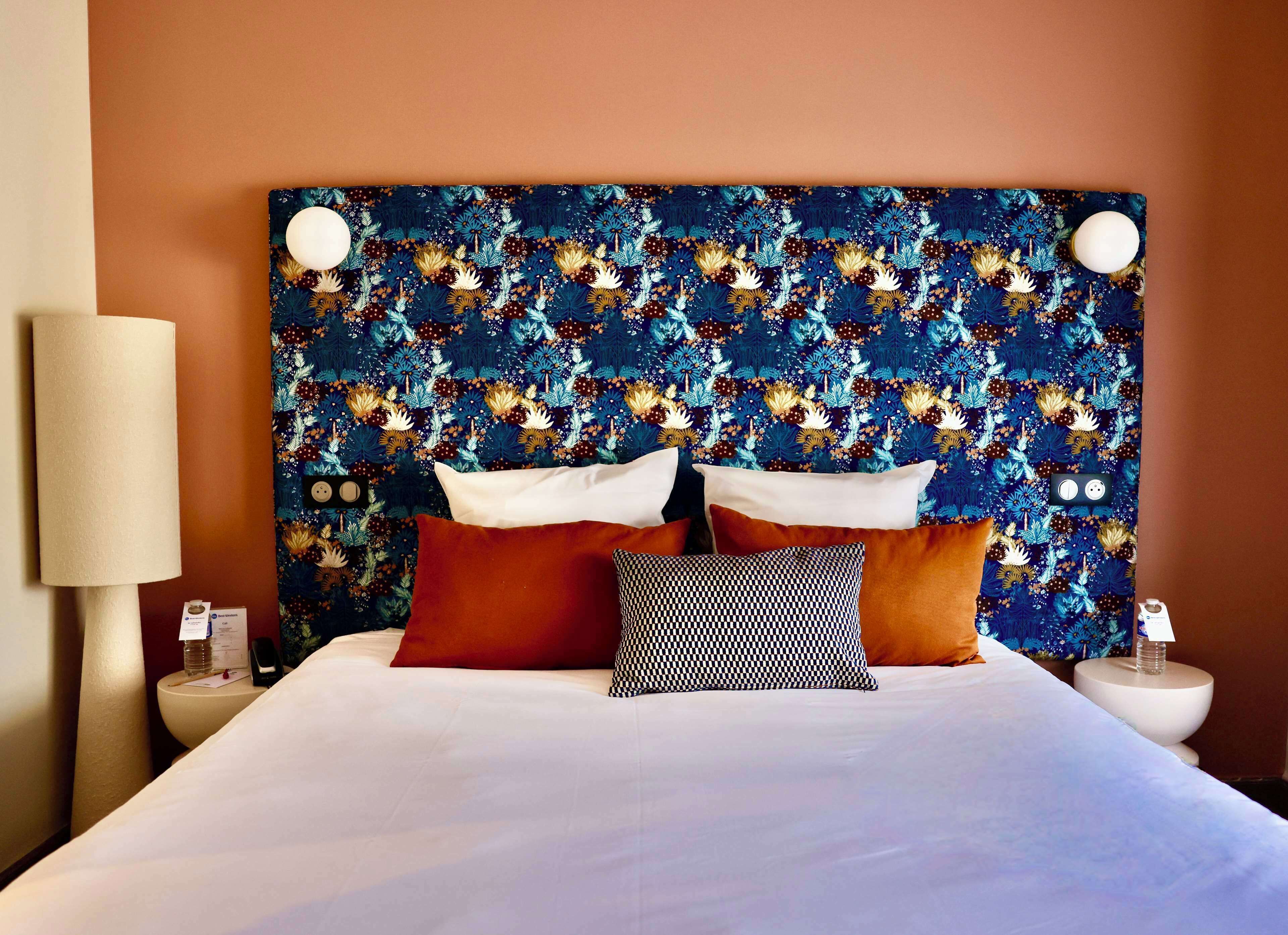 comfort room, 1 single bed | in-room safe, desk, soundproofing, iron/ironing board