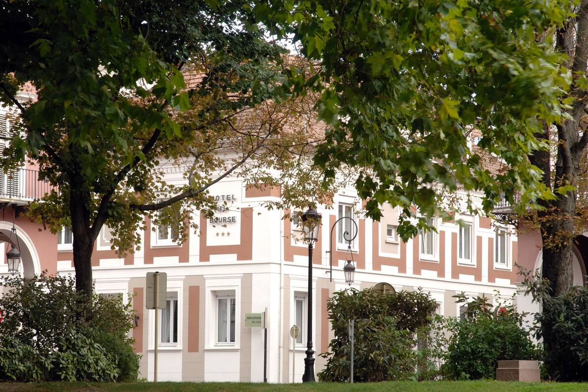 Un immeuble sur lequel on peut lire l’inscription suivante : « HÔTEL DE L’COURSE ».