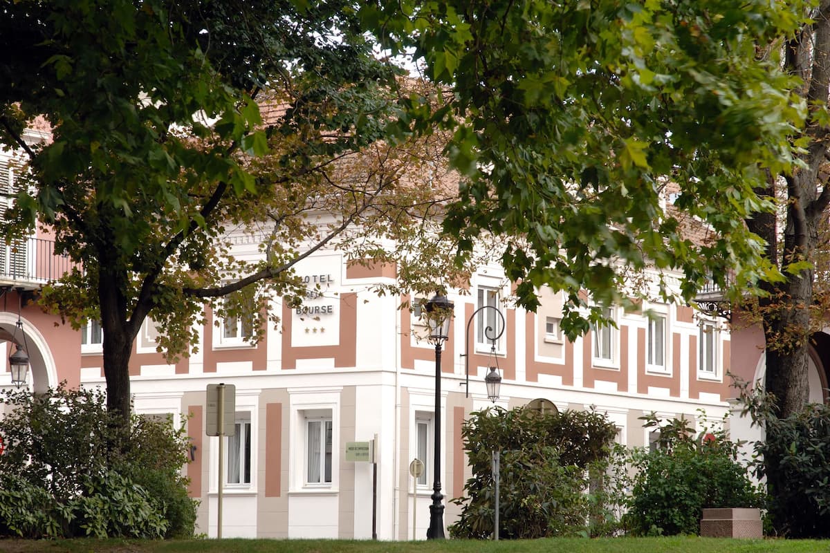 Chambre Confort, 1 grand lit | Coffre-fort, bureau, systĂšme dâinsonorisation, fer et planche Ă repasser