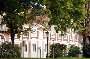 Caja de seguridad en la habitación y escritorio 